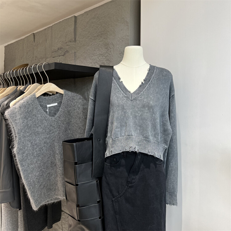 New in autumn! [COLINE] Korean style loose V-neck short warm sweater C2478# HYY