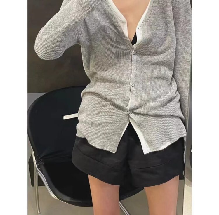 New in early autumn! [East ROOM] Fake two-piece breasted solid color knitted cardigan 3015# WTT