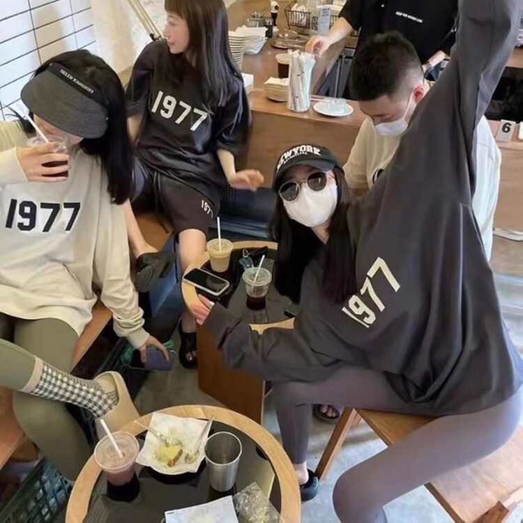 New in early autumn! [East ROOM] shoulder pad Korean letter print long-sleeved T-shirt 9737# WTT