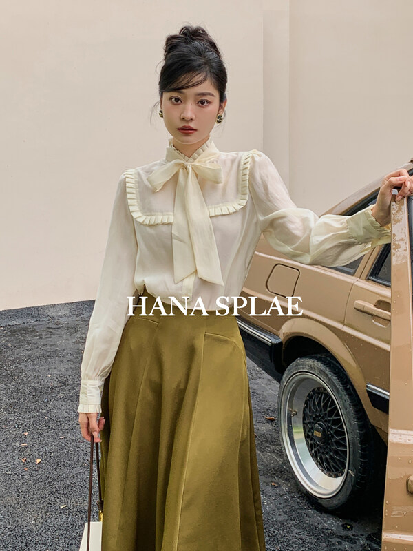 Autumn models are new! [HANNA Hanna] French pleated lotus leaf collar streamer arc hem metal button long-sleeved shirt H10283# JHY