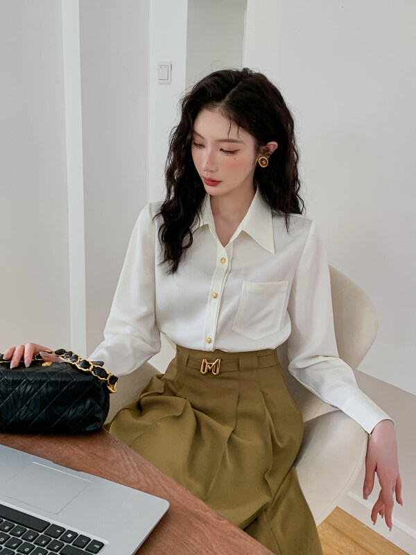 New in autumn! [HANNA Hanna] Silky white-collar style commuter shirt H10316# JHY