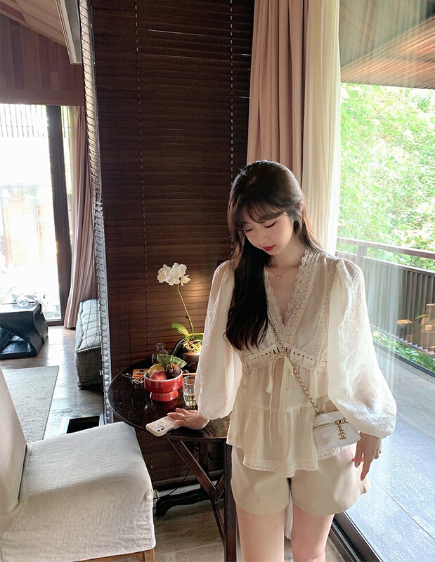 New in early autumn!【W DESIGN】Korean ladies stitching lace lace puff sleeve V-neck shirt 71051# WPL
