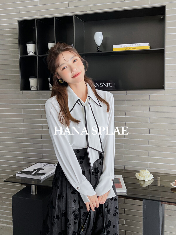 [HANNA Hanna] [Hanna] Elegant stitching contrast color streamer shirt light familiarity small shirt (with tie) H10370