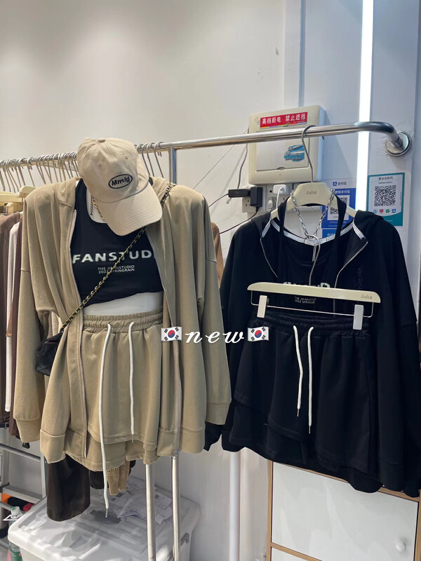 Early autumn new style! [JULIA] casual hooded loose sweater + halter neck letter vest + casual shorts suit 1189# PCZ