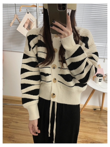 Wavy striped sweater women's spring and autumn 2022 design sense niche knitted cardigan all-match lazy style top trendy