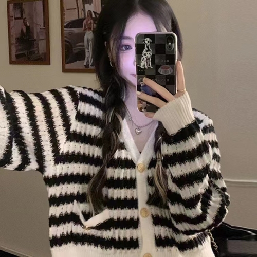 Short knitted cardigan top women's spring and autumn 2022 new chic first love v-neck design niche sweater jacket
