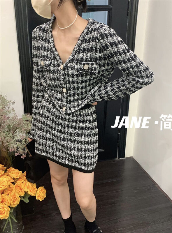 Autumn is new! [JANE Jianyi] Temperament V-neck short knitted cardigan + short skirt suit 5221# ZXX