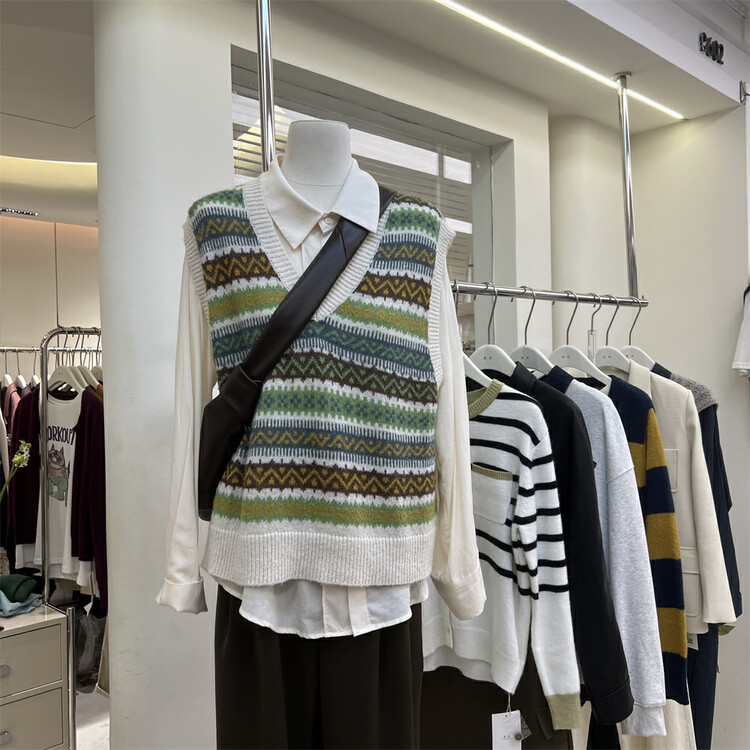 New in early autumn! [Rina] Retro V-neck striped knitted vest (content 15% wool) 071# ZXX
