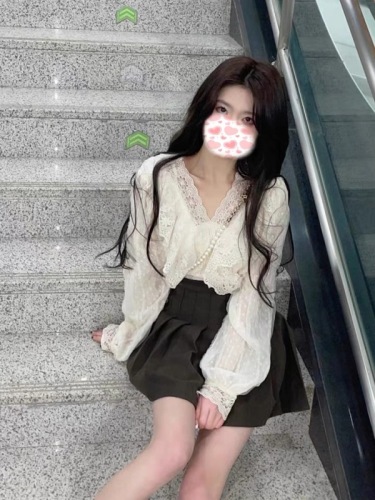 In early autumn, you can wear a Western-style, salty or sweet, high-end, very fairy lace shirt, pleated skirt, two-piece suit