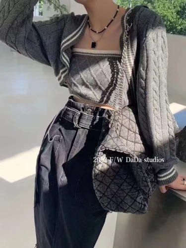 2022 autumn new Korean version ins wind contrast color vest suspenders + long-sleeved cardigan twist knitted sweater two-piece set for women