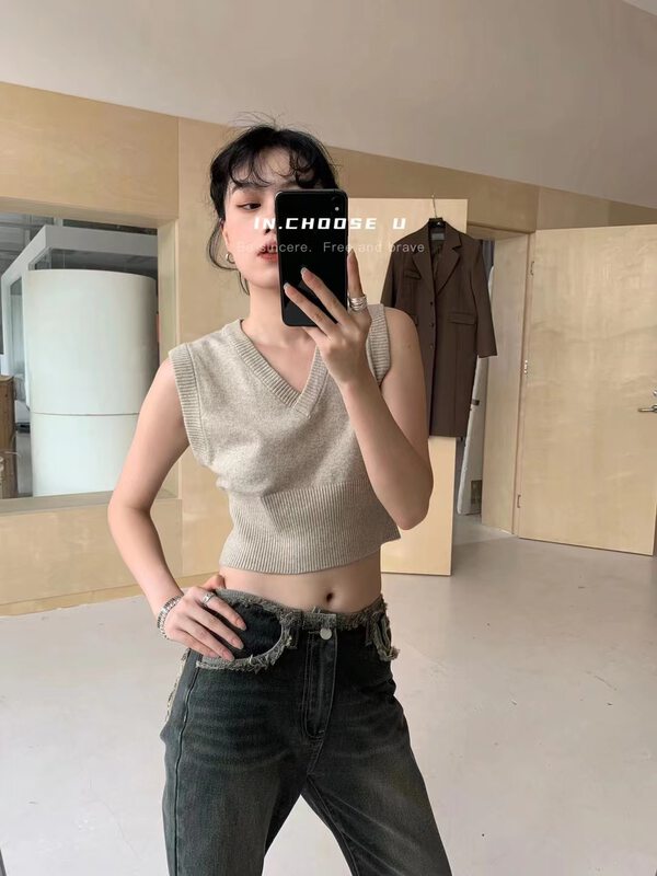 【IN.CHOOSE U】Fashionable and versatile V-neck knitted short vest 67308# CQW