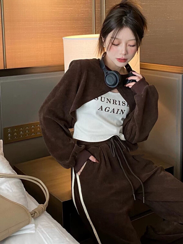 Autumn is new! [KIKI STUDIO] Korean layered short sweater + letter vest + elastic waist casual pants suit (without necklace) 6689# HJY