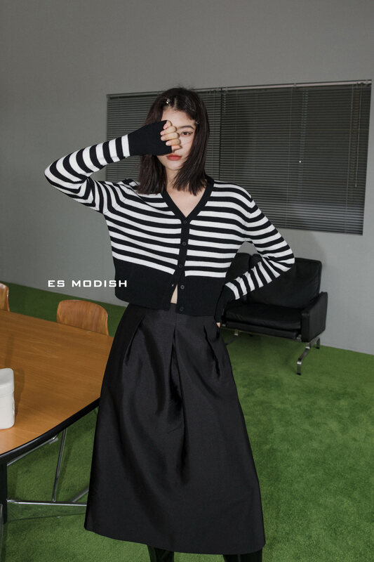 New in early autumn!【ES MODISH】V-neck striped slim fit all-match knitted cardigan JK1874# CQW