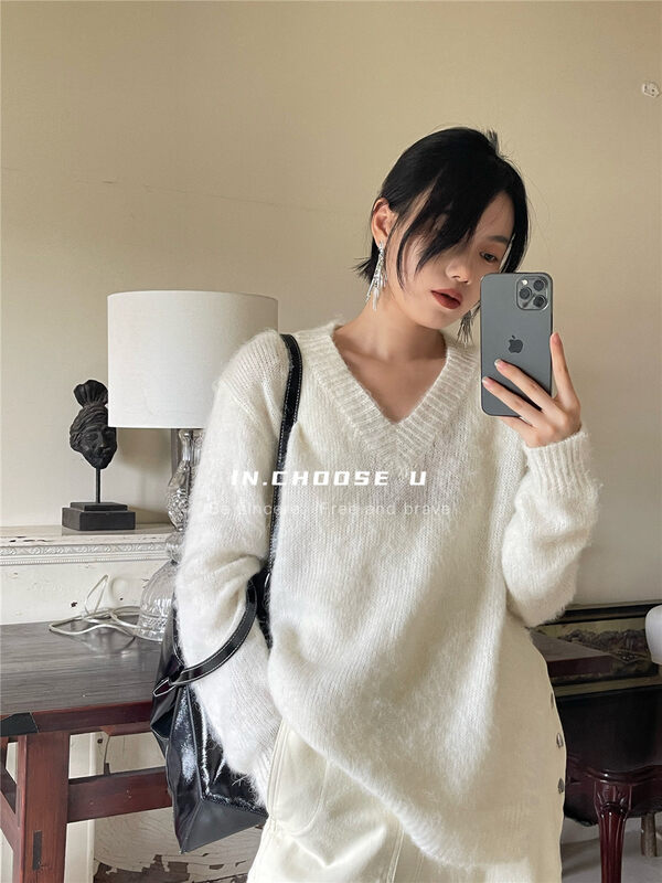 Autumn is new!【IN.CHOOSE U】Korean solid color loose V-neck warm sweater (including 10% wool) 69396# CQW
