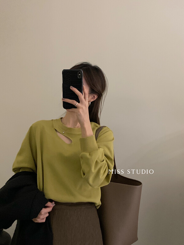 [MISS Mi Sijia] Korean neckline features hollowed-out clean loose sweater Y8927