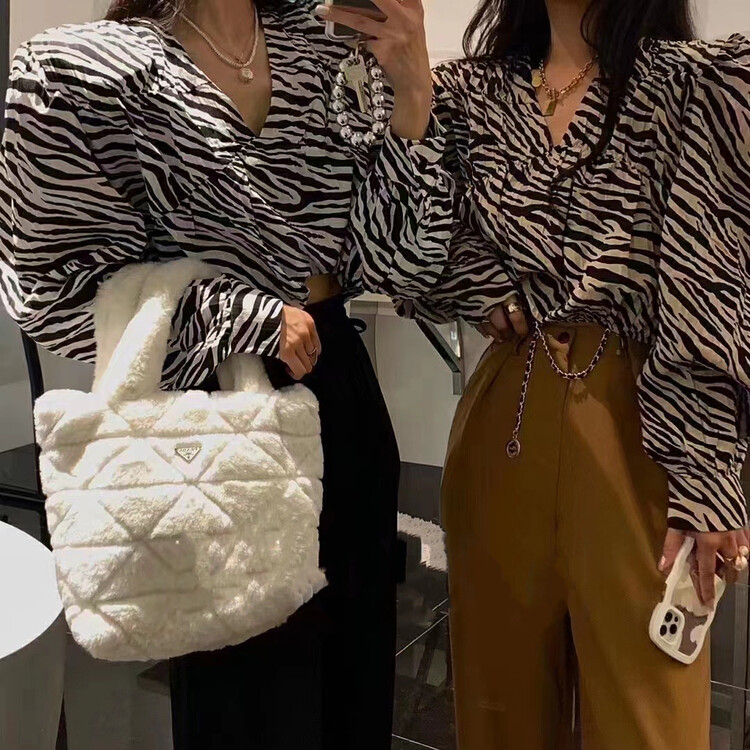 New in autumn! [MI] Korean fashion zebra V-neck shirt 1485# PCZ