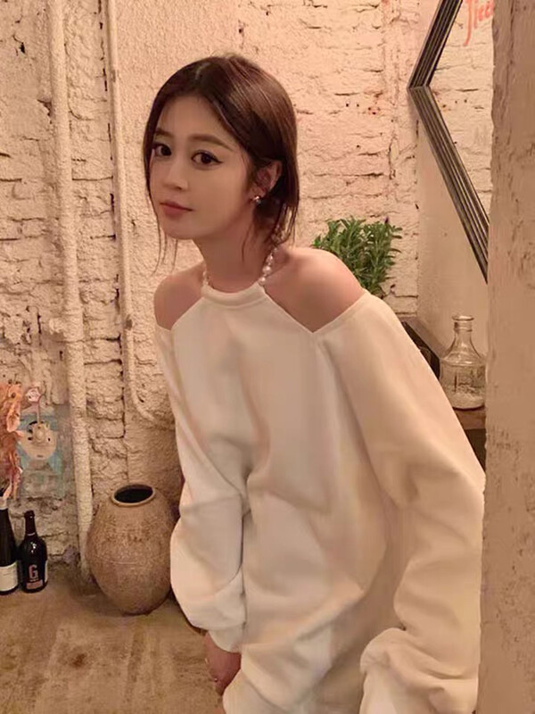 New in early autumn! [KIKI STUDIO] Korean version of the off-the-shoulder pearl chain halter sweater 6470# HJY