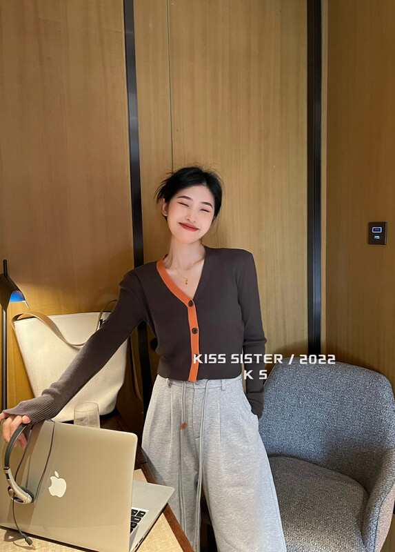 【KISS SISTER】Sweet and cool contrast color V-neck knitted cardigan 22M8280