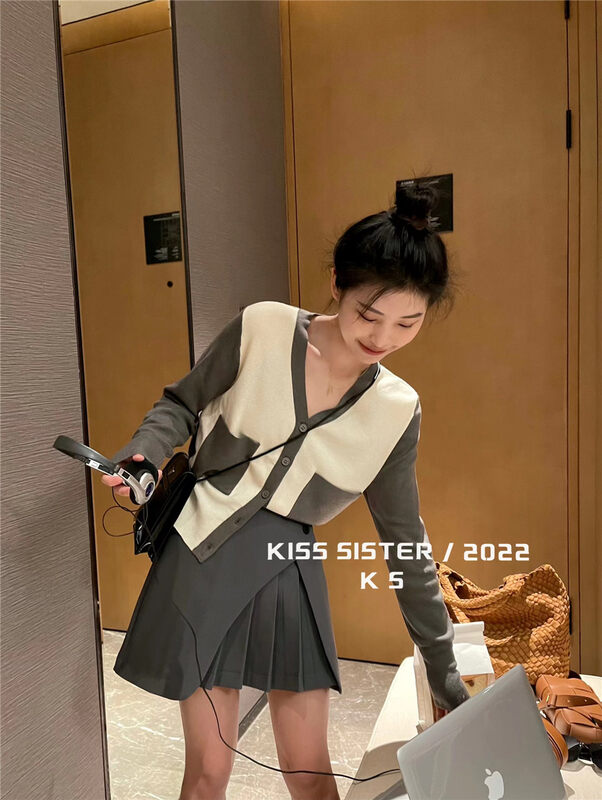 【KISS SISTER】Colorblock Design Versatile Short Knit Cardigan 22M8222
