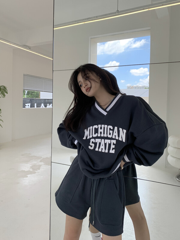 [11AN] Age-reducing V-neck colorblock sweatshirt suit A6959