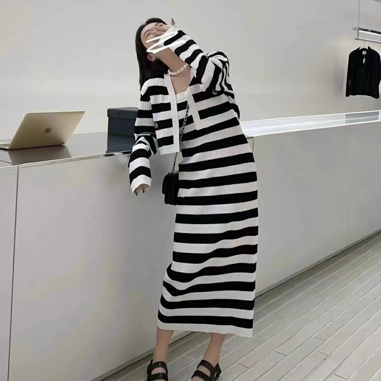 Autumn is new! [MI] Korean version of slim suspender dress + loose knitted cardigan suit 1487# PCZ