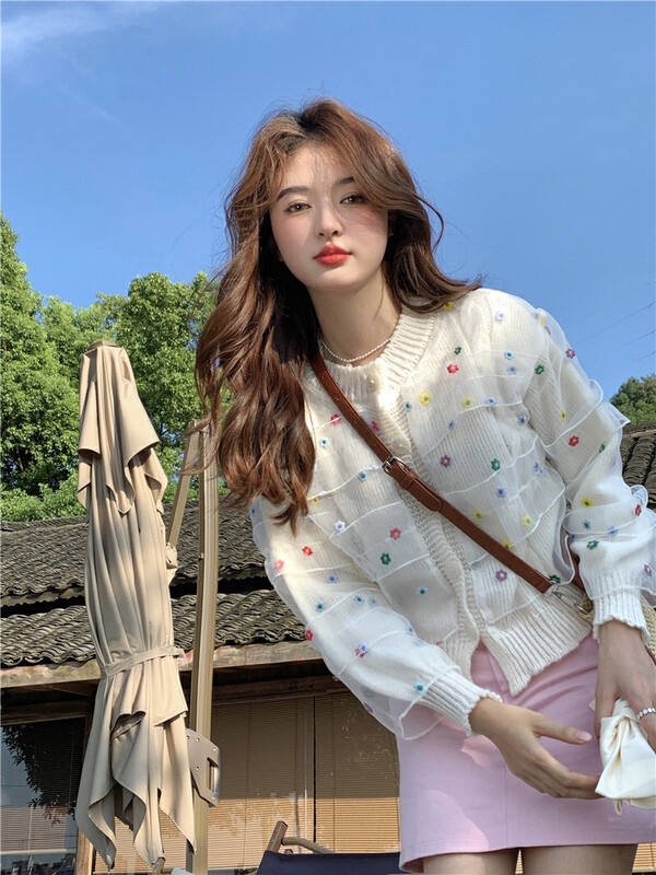 New in autumn! [Timely rain] Korean style ins sweet and gentle design sense of wind color flower mesh stitching warm sweater B8758# WPL