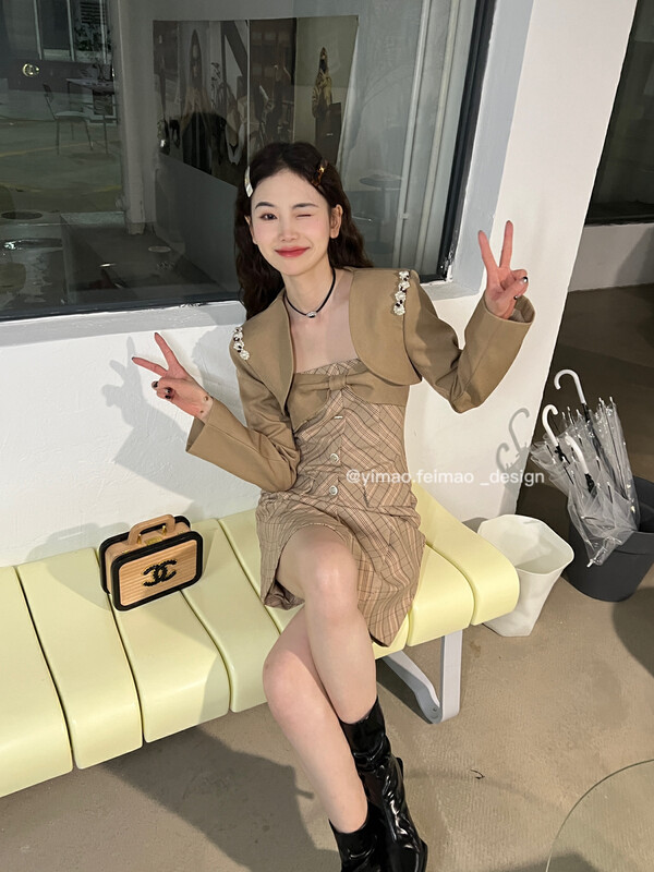 [FEI MAO] The plaid royal sister is light and familiar with Hong Kong style retro plaid suspender dress and coat suit Z-8585