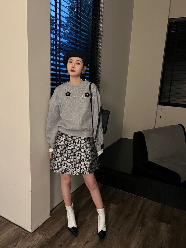 【FEI MAO】Spliced ​​three-dimensional flower round neck sweater Z-8490
