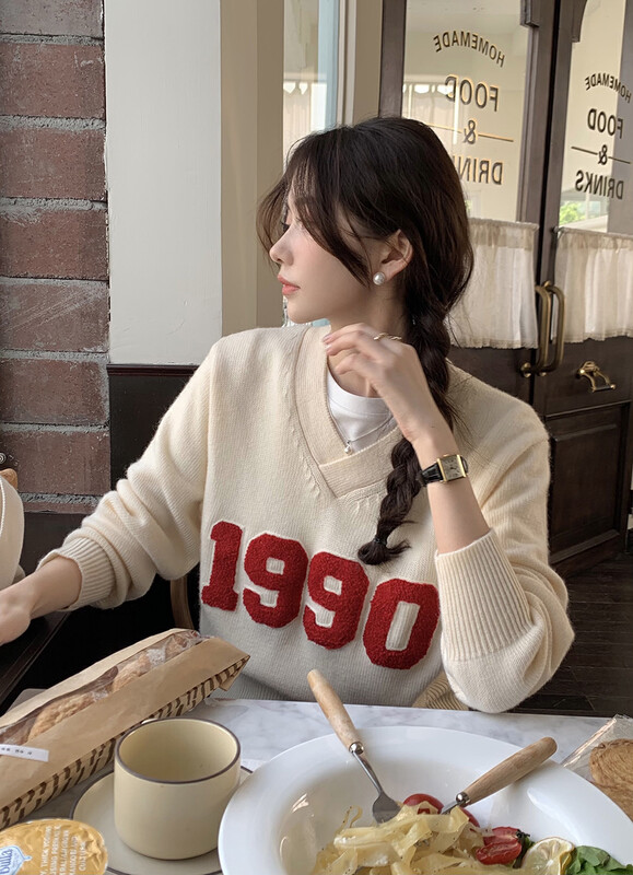 Autumn is new! [Timely rain] Korean style ins retro design contrast color digital three-dimensional embroidery V-neck warm sweater 20711# WPL