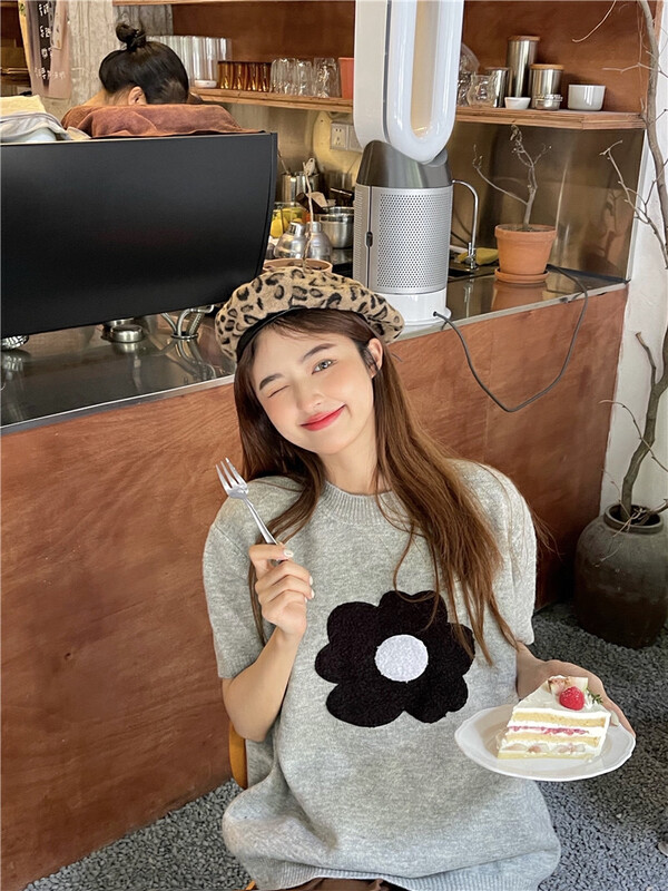 New in early autumn! [Timely rain] Korean style ins design cute three-dimensional small flowers gray round neck short-sleeved sweater A7528# WPL
