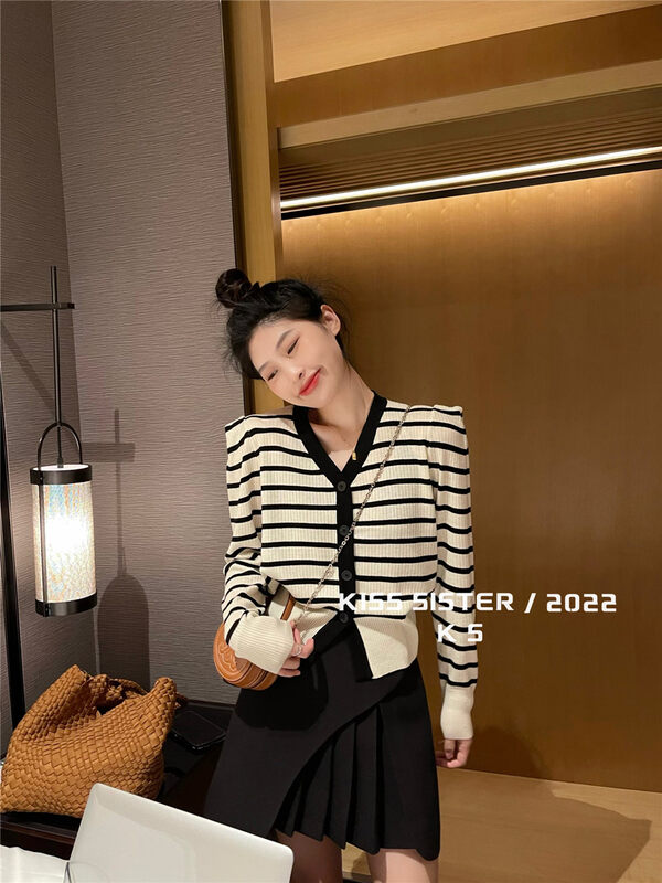 [KISS SISTER] Contrast stripe short ice silk knitted cardigan 22M8223