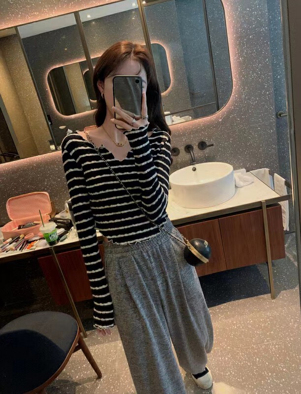 New in early autumn! [KAKAJIA] Design V-neck fungus edge striped long-sleeved T-shirt 2662# OZQ