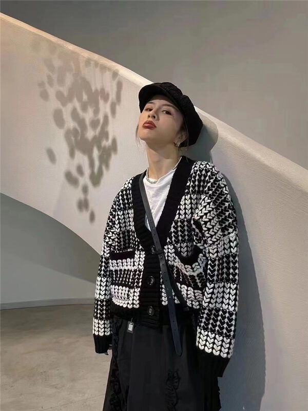 Autumn is new! [Korean C home] Lazy style contrast color V-neck single-breasted warm sweater 0570# PCZ