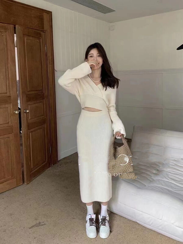 Autumn is new! [Korean C home] temperament solid color V-neck short knitted sweater + straight skirt suit 0609# PCZ