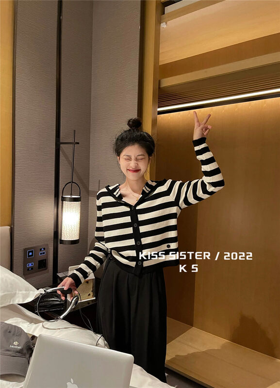 【KISS SISTER】Korean Casual Hooded Short Knit Cardigan 22M8220