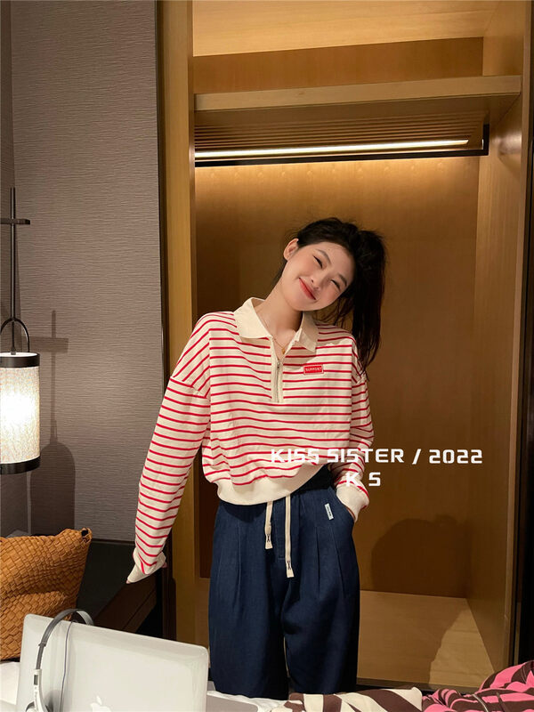 [KISS SISTER] Letter Stripe Polo Collar Short Sweater 22A9661
