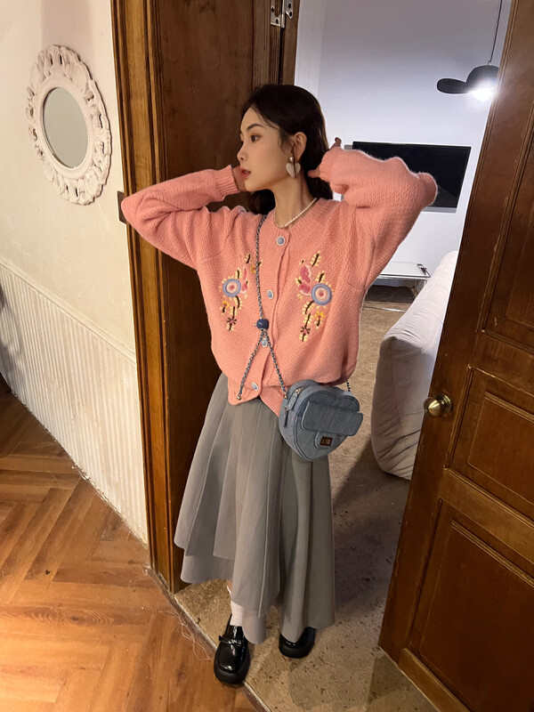 【FEI MAO】Round Neck Pattern Embroidered Sweater Z-7882