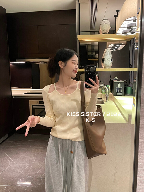 【KISS SISTER】Korean style off-the-shoulder knitted sweater 22M8316