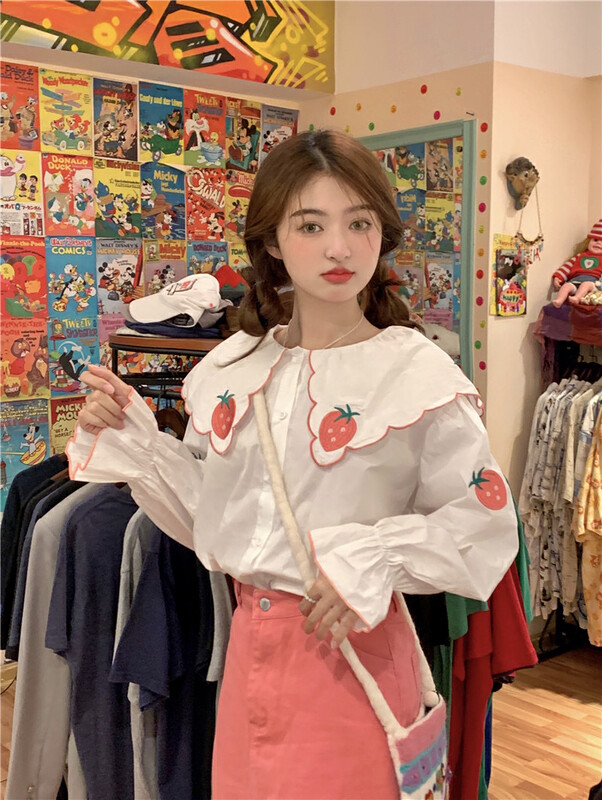 New in autumn! [Timely rain] Korean ins sweet and age-reducing design sense strawberry embroidery shirt (only selling shirts) A7358# WPL