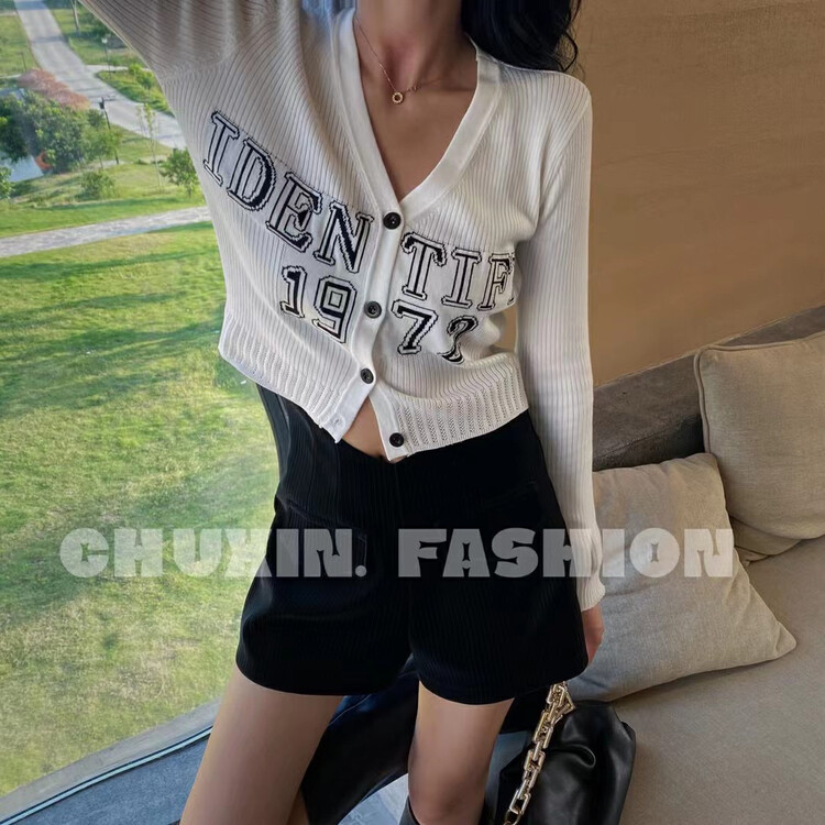 New in early autumn! [C.X original heart] V-neck letter fashion sweater Z355# WTT