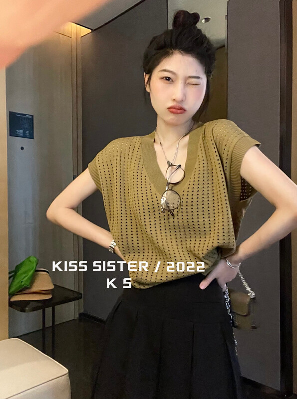 [KISS SISTER] Slim and hollow design Western-style sweater 22M8110