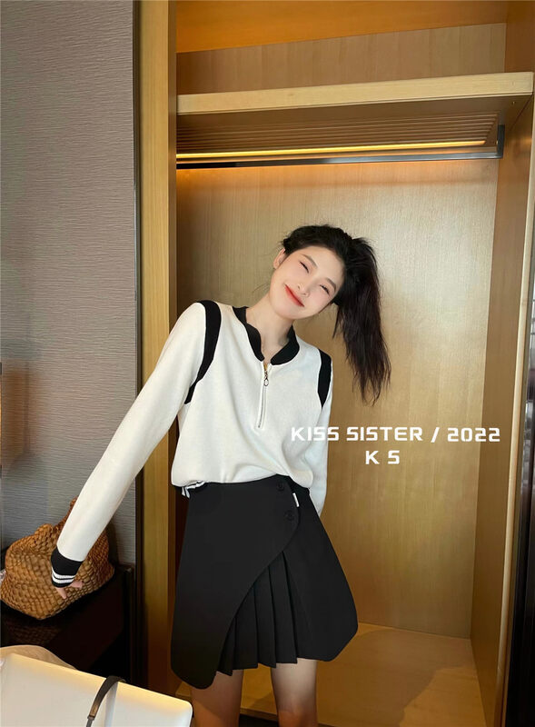 【KISS SISTER】Colour Block Design Cropped Knit Sweater 22M8229