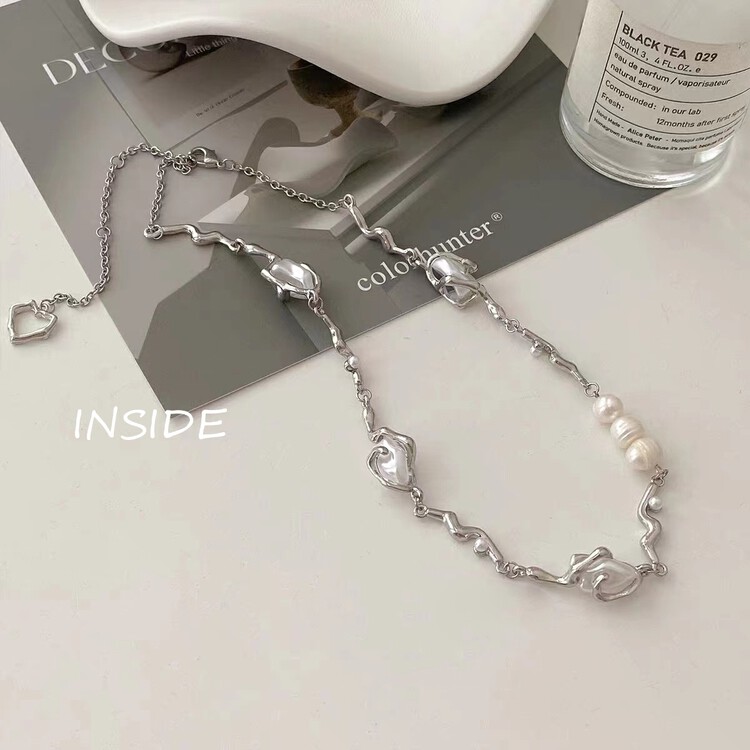 【INSIDE】Korean version of sweet and cool girl pearl irregular stitching short necklace (with box randomly distributed) X3423# ZXL