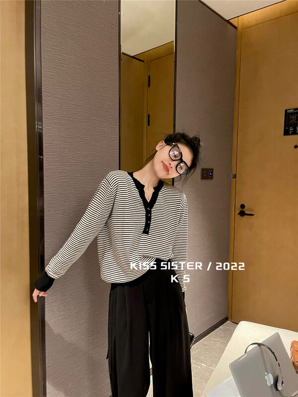 New in early autumn!【KISS SISTER】Contrast stripe loose V-neck sweater 22M8215# CQW