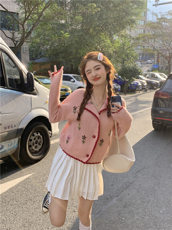 New in autumn! [Timely rain] Hanfeng ins sweet temperament strawberry powder contrast color lapel heavy hand embroidered warm sweater 07580# WPL