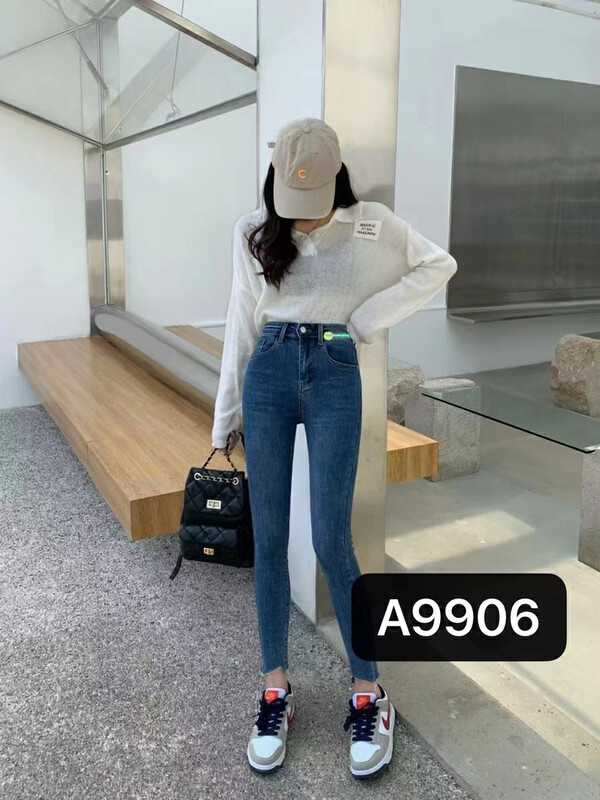 New in autumn! [QUEEN QUEEN] Korean version of fashionable small feet raw edge jeans A9906-1# OZQ