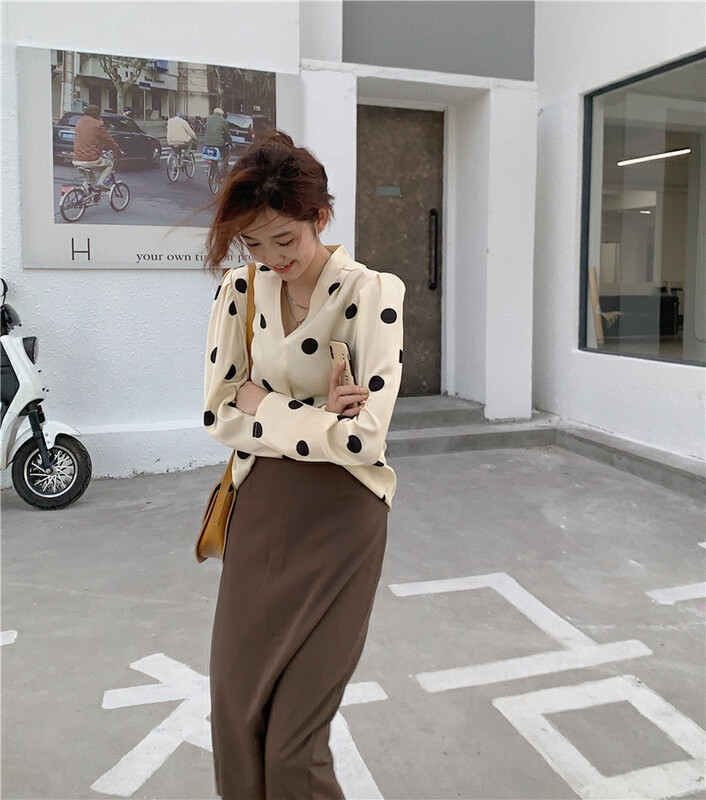 Autumn models are new! [Timely rain] Korean style ins retro temperament shows thin v-neck satin polka-dot loose shirt 07555# WPL