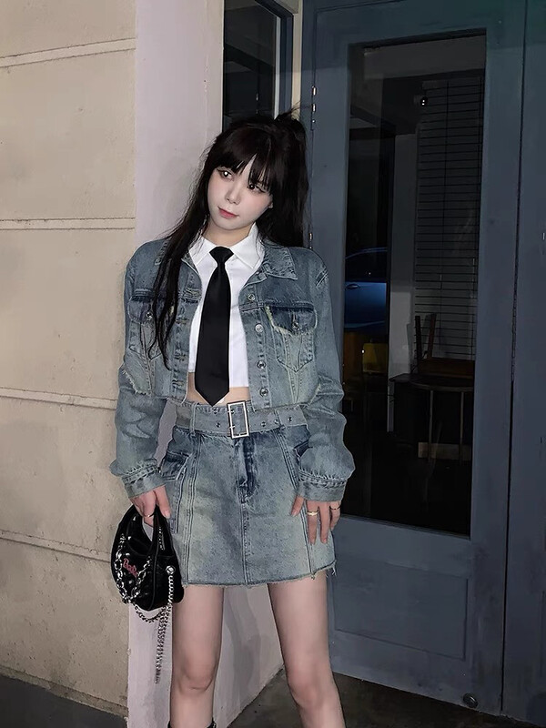 New in early autumn! [KIKI STUDIO] Hong Kong style hot girl denim jacket + slimming denim skirt suit (with belt) 6392# HJY