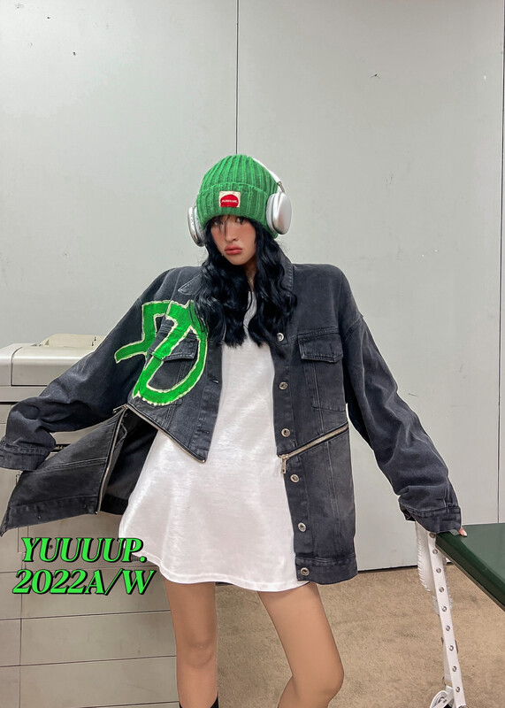 【FISH YU】Double zipper irregular wash English alphabet hand-painted denim jacket 622516