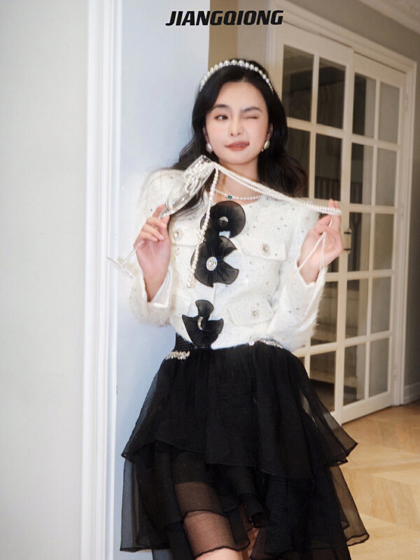 [ALLA EMELIA] Niche Haute Couture Small Fragrant White Sequin Design Mink Hair Three-dimensional Flower Short Jacket S2150